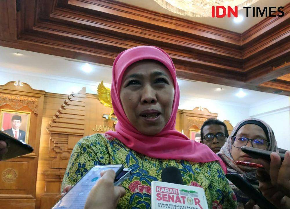 Gubernur Jatim Khofifah Indar Parawansa saat diwawancarai di Gedung Grahadi, Jumat (1/11). IDN Times/Fitria Madia