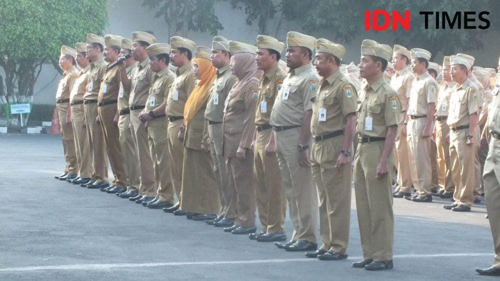 Ilustrasi pakaian ASN dijam dinas. IDN Times/Aji