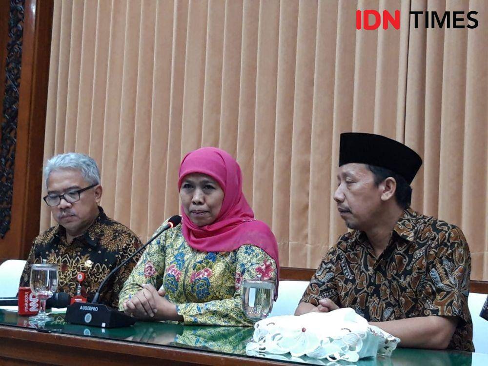 Dari kiri ke kanan: Kadisnaker Jatim Himawan Estu, Gubernur Jatim Khofifah Indar, Ketua DPD SPSI Achmad Fauzi di Kantor Gubernur Jatim, Jumat (1/11). IDN Times/Fitria Madia