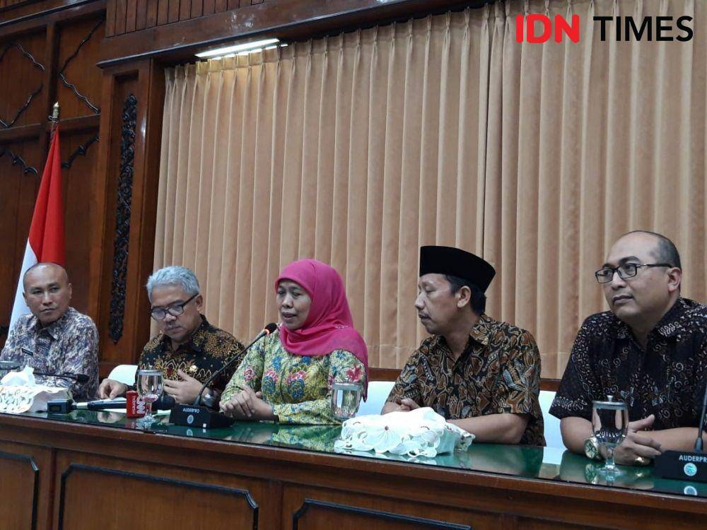 Gubernur Jawa Timur Khofifah Indar Parawansa (tengah) saat mengumumkan UMP 2020, Jumat (1/11). IDN Times/Fitira Madia