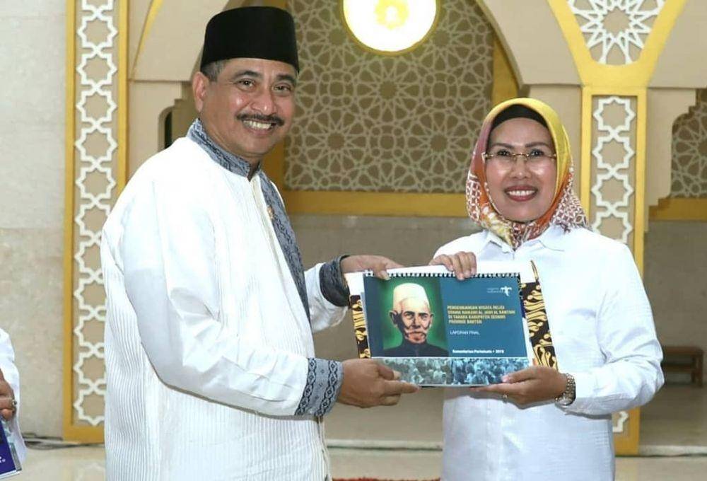 (Kakak Tubagus Chaeri Wardana, Ratu Tatu Chasanah) www.instagram.com/@ratutatuchasanah