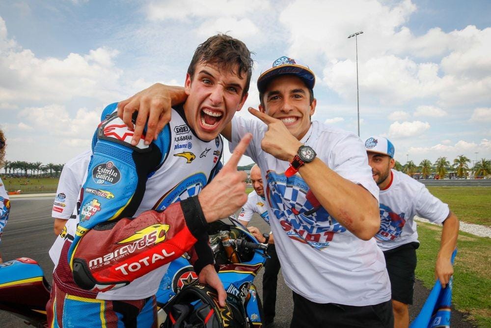 Selebrasi Alex Marquez usai mengunci gelar Moto2 2019 di Sirkuit Sepang bersama sang kakak, Marc. Twitter/@MotoGP
