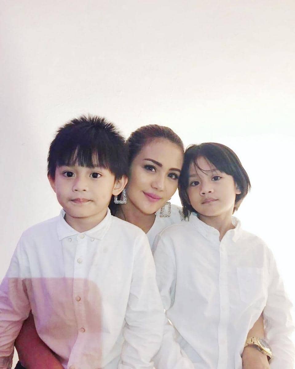 Jadi Ibu Tunggal, 10 Potret Juliana Moechtar Bersama Kedua Putranya