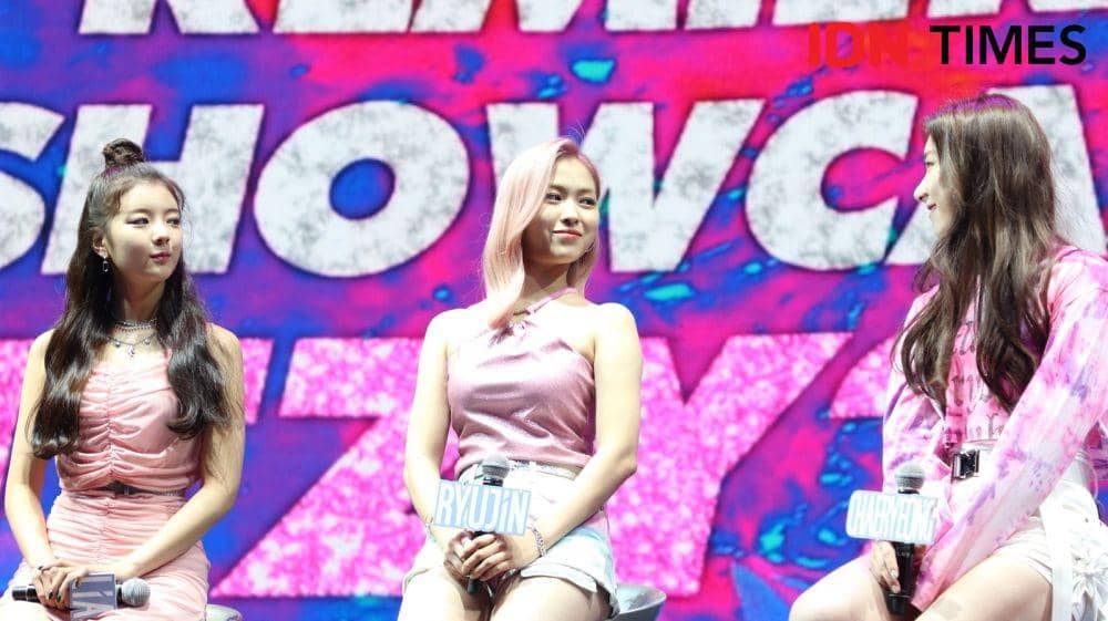 (Dari kiri ke kanan) Lia, Ryujin dan Chaeryeong di press conference ITZY PREMIER SHOWCASE TOUR in Jakarta (2/11) IDN Times/Indra Zakaria