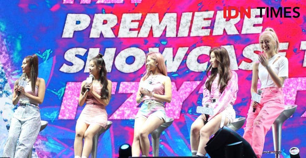 Kelima member ITZY (kiri ke kanan), Yeji, Lia, Ryujin, Chaeryeong dan Yuna di press conference ITZY PREMIER SHOWCASE TOUR in JKT (2/11) IDN Times/Indra Zakaria