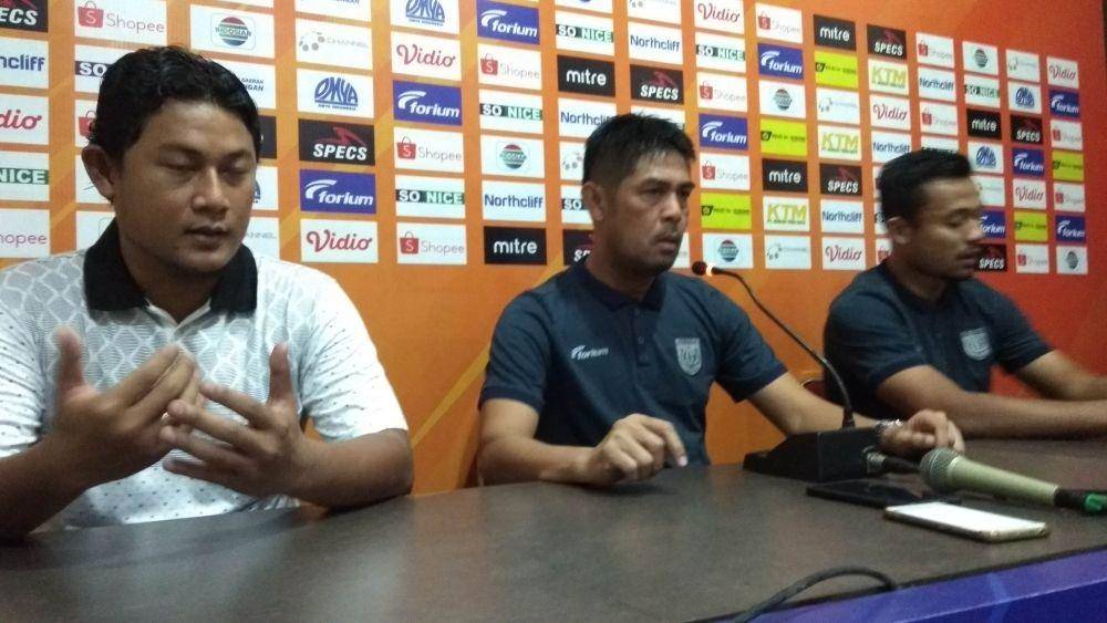 Pelatih Persela Lamongan Nil Maizar saat Pre-Match Press Conference di Stadion Surajaya Lamongan. IDN Times/Imron