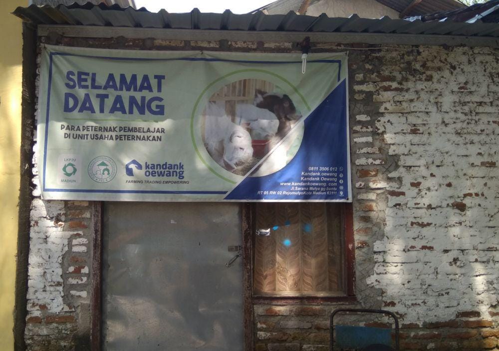 Banner yang menunjukkan lokasi peternakan kambing 'Kandank Oewang' yang dirintis oleh generasi Millenial. IDN Times/Nofika Dian Nugroho