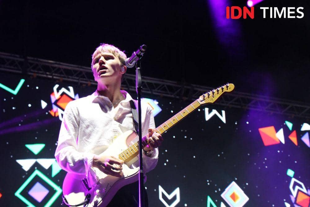 George, salah satu personel New Hope Club saat manggung dalam acara GUDFEST, di Helipad Parking Ground GBK Senayan, Jakarta,, pada 1 November 2019. IDN Times/Nadia Umara