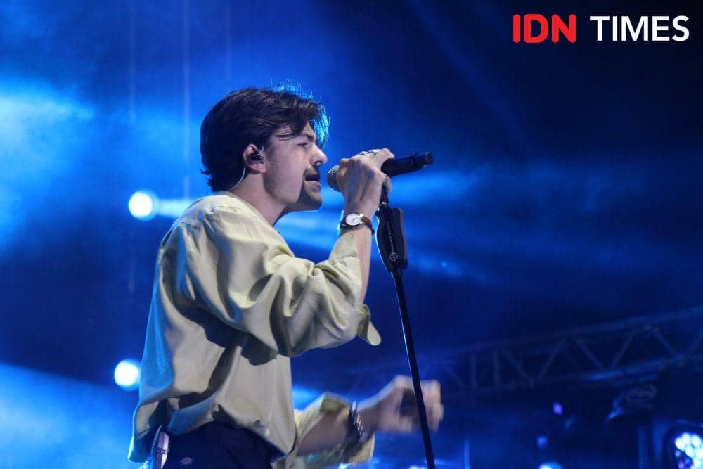 Blake, salah satu personel New Hope Club saat manggung dalam acara GUDFEST, di Helipad Parking Ground GBK Senayan, Jakarta, pada 1 November 2019. IDN Times/Nadia Umara