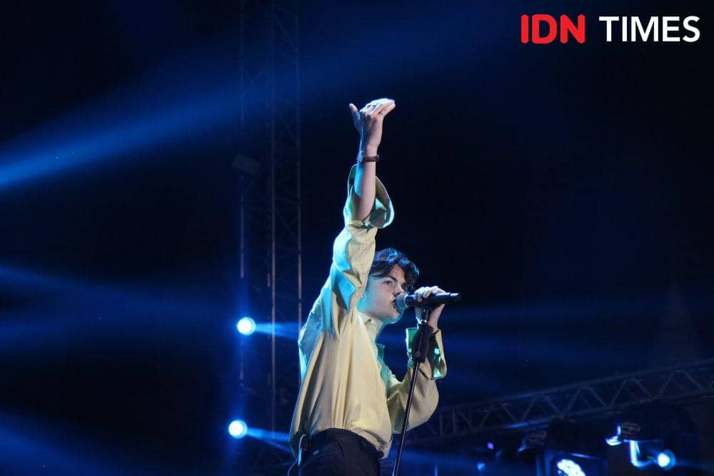 Aksi manggung Blake, salah satu personel New Hope Club dalam acara GUDFEST, di Helipad Parking Ground GBK Senayan, Jakarta, pada 1 November 2019. IDN Times/Nadia Umara