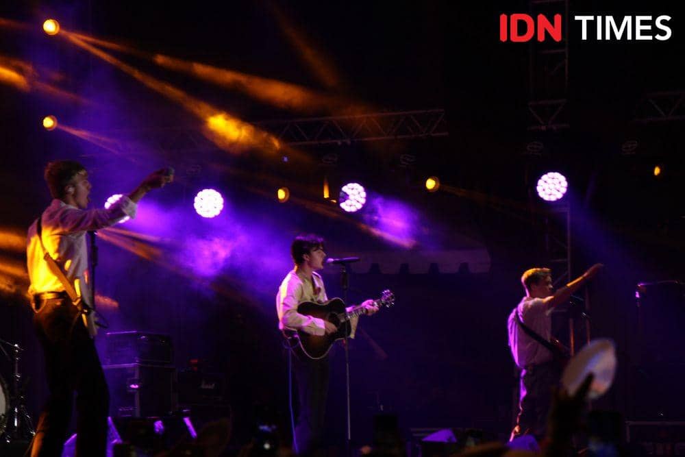 Para personel New Hope Club saat manggung dalam acara GUDFEST, di Helipad Parking Ground GBK Senayan, Jakarta, pada 1 November 2019. IDN Times/Nadia Umara