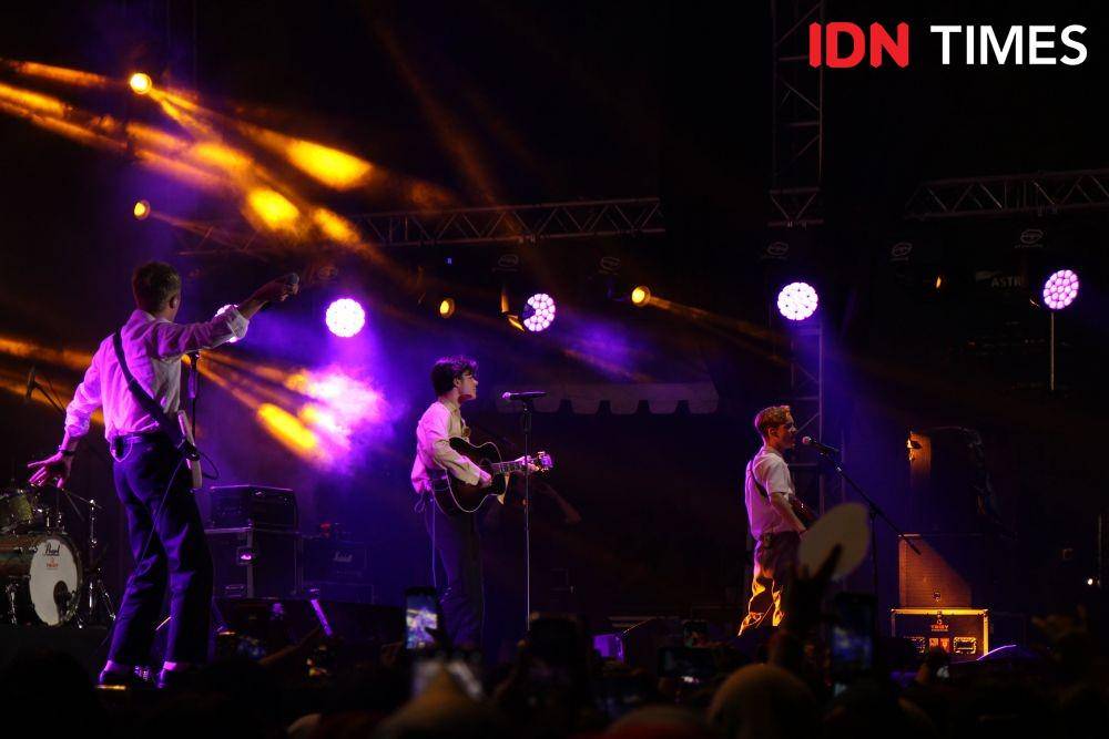 Para personel New Hope Club saat manggung dalam acara GUDFEST, di Helipad Parking Ground GBK Senayan, Jakarta, pada 1 November 2019. IDN Times/Nadia Umara