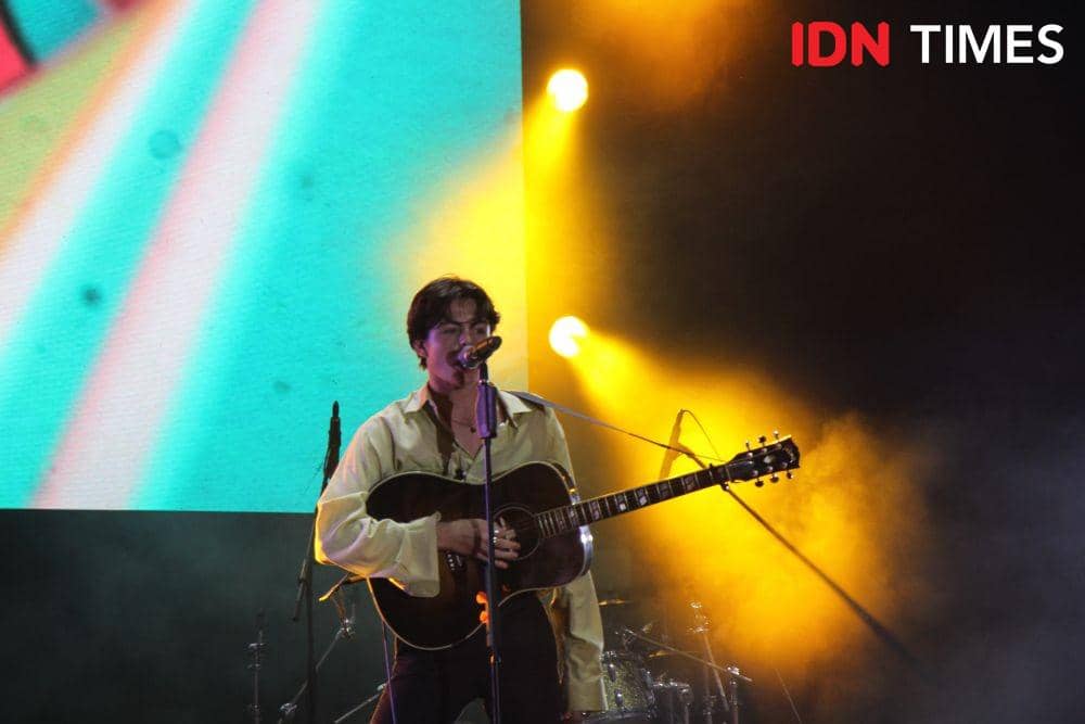 Aksi manggung Blake, salah satu personel New Hope Club dalam acara GUDFEST, di Helipad Parking Ground GBK Senayan, Jakarta, pada 1 November 2019. IDN Times/Nadia Umara
