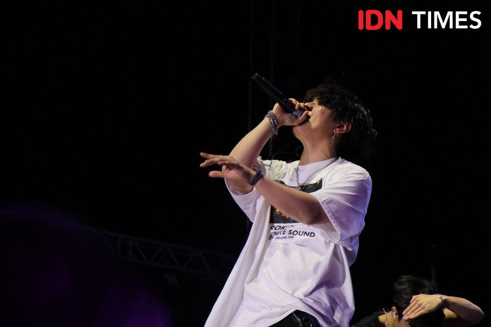 Donghyuk, salah satu member iKON saat tampil dalam acara GUDFEST,  di Helipad Parking Ground GBK Senayan, pada 1 November 2019. IDN Times/Nadia Umara
