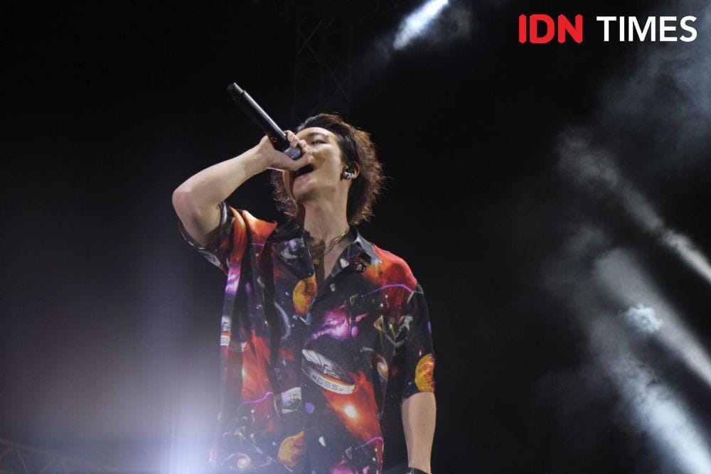 Bobby, salah satu member iKON dalam acara GUDFEST, di Helipad Parking Ground GBK Senayan, pada 1 November 2019. IDN Times/Nadia Umara