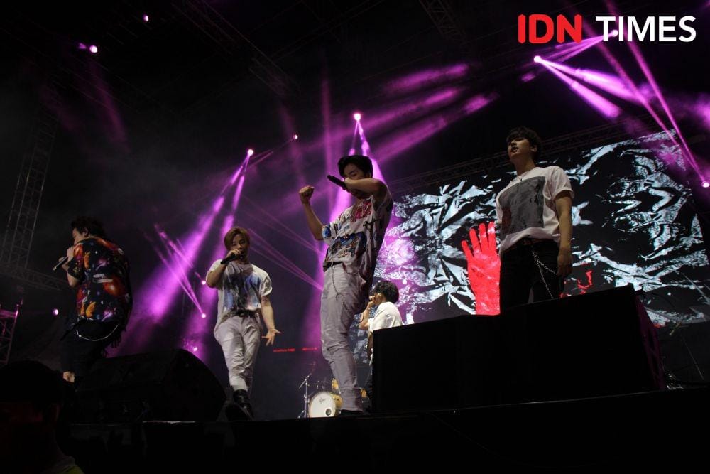 iKON, ketika menjadi pengisi acara GUDFEST di Helipad Parking Ground GBK Senayan, pada 1 November 2019. IDN Times/Nadia Umara