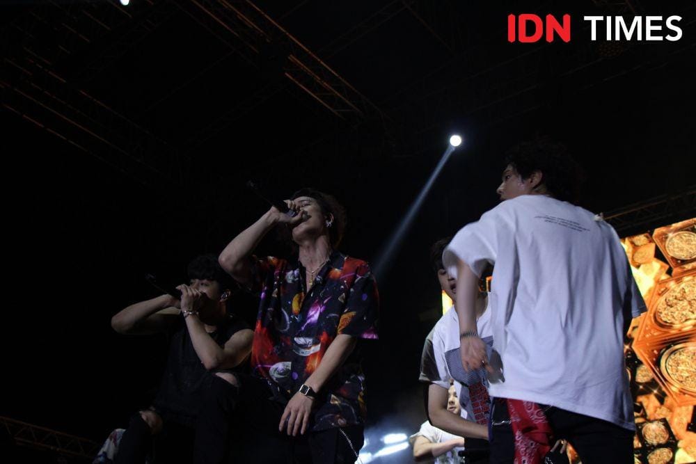 iKON, ketika menjadi pengisi acara GUDFEST di Helipad Parking Ground GBK Senayan, pada 1 November 2019. IDN Times/Nadia Umara