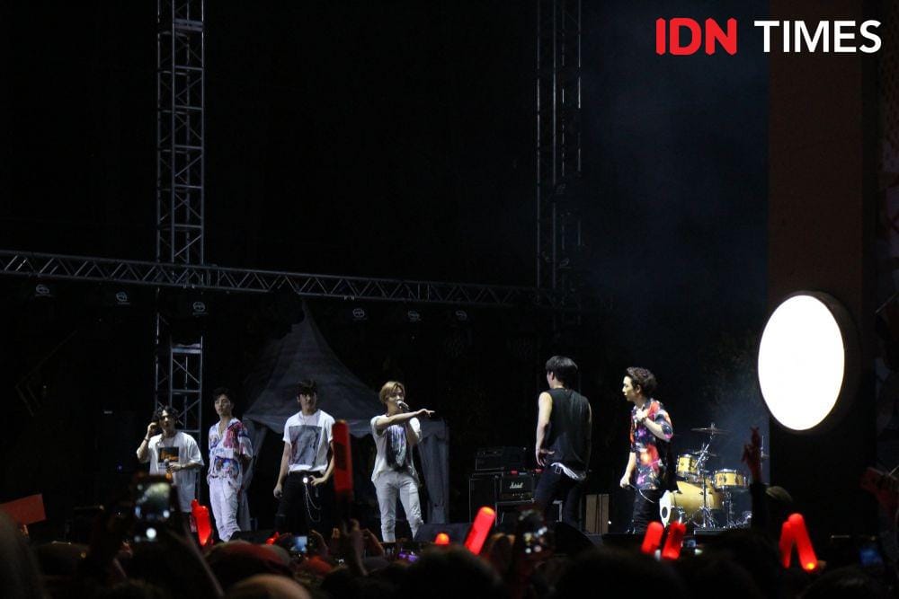 iKON, ketika menjadi pengisi acara GUDFEST di Helipad Parking Ground GBK Senayan, pada 1 November 2019. IDN Times/Nadia Umara