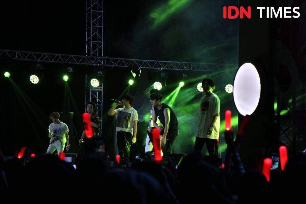 iKON, ketika menjadi pengisi acara GUDFEST di Helipad Parking Ground GBK Senayan, pada 1 November 2019. IDN Times/Nadia Umara