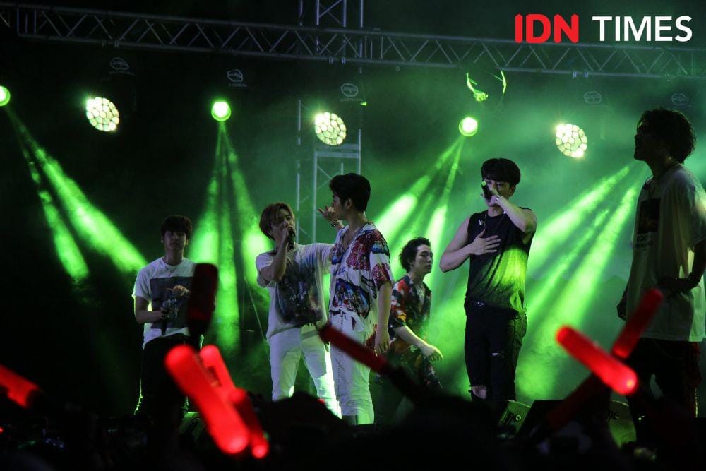 iKON, ketika menjadi pengisi acara GUDFEST di Helipad Parking Ground GBK Senayan, pada 1 November 2019. IDN Times/Nadia Umara