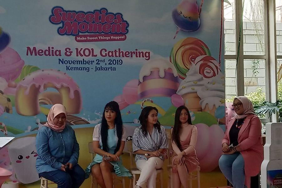 Gritte Agatha & Bella Graceva hadir dalam peluncuran Body Mist Sweet Treats Collection di Plaza 89, Kemang. 2 November 2019. IDN Times/Febriyanti Revitasari