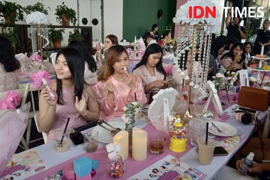 Remaja mencoba varian Body Mist Sweet Treats Collection di Plaza 89, Kemang. 2 November 2019. IDN Times/Febriyanti Revitasari