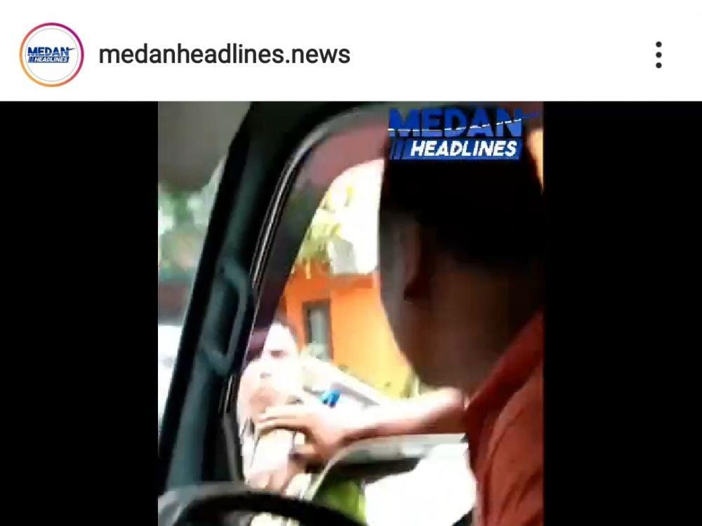 Polisi diduga memukul sopir ambulans yang membawa pasien. (Instagram/@Medanheadlines.news)