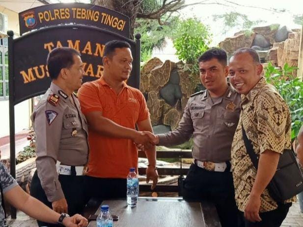 Polantas dan sopir ambulans yang berseteru dipertemukan dan menyelesaikan masalah (Dok. Polres Tebing Tinggi)