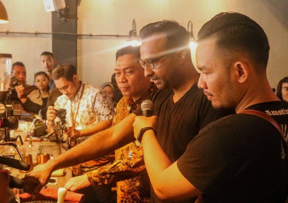 Kepala BI Cabang Malang, Azka Subhan saat mencoba membuat kopi di salah satu kedai kopi di Kota Malang, Senin (4/11). IDN Times/ Alfi Ramadana