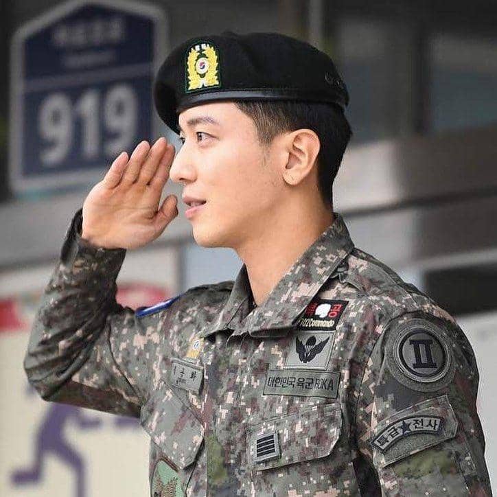 Selesai Wamil, 10 Potret Gagah Yong Hwa 'CN Blue' Berseragam Tentara