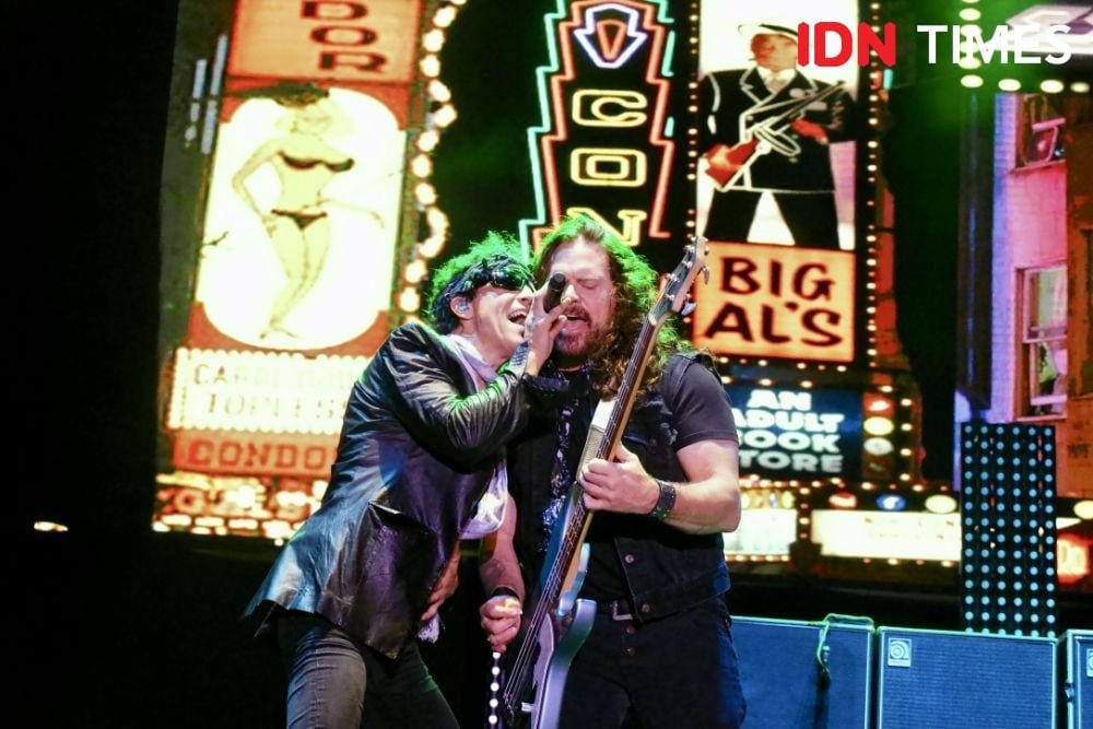 Gary Cherone (kiri) dan Pat Badger (kanan) dari grup musik Extreme bernyanyi bersama di konser JogjaRockarta 2019, Minggu, 3 November 2019 di Yogyakarta - IDN Times/Yogie Fadila