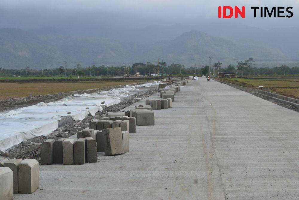 Jalan Tidu-Bandara Jenderal Soedirman Purbalingga diperbaiki agar akses menuju bandara semakin mudah, Minggu sore (3/11). (IDN Times/Rudal Afgani)