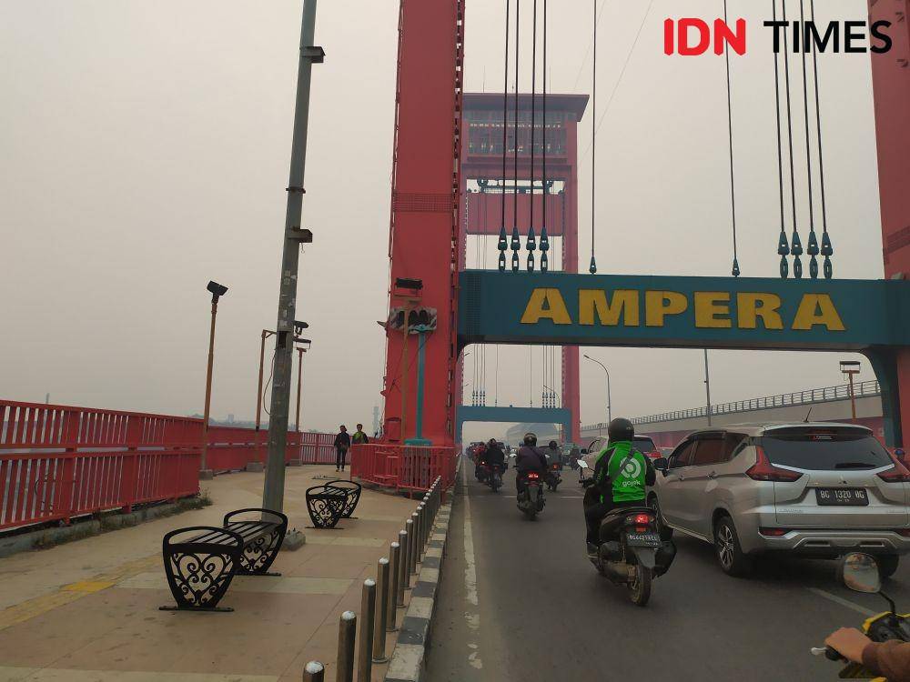 Situasi di atas Jembatan Ampera Kota Palembang (IDN Times/Feny Maulia Agustin)