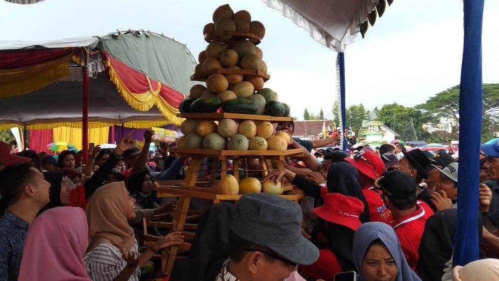 Ratusan warga memperebutkan buah, IDN Times/Imron