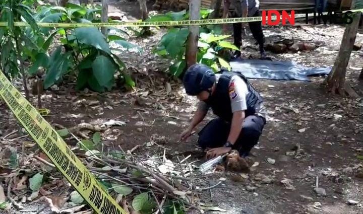 Petugas Gegana Polda DIY evakuasi granat di pekarangan warga. IDN Times/Daruwaskita