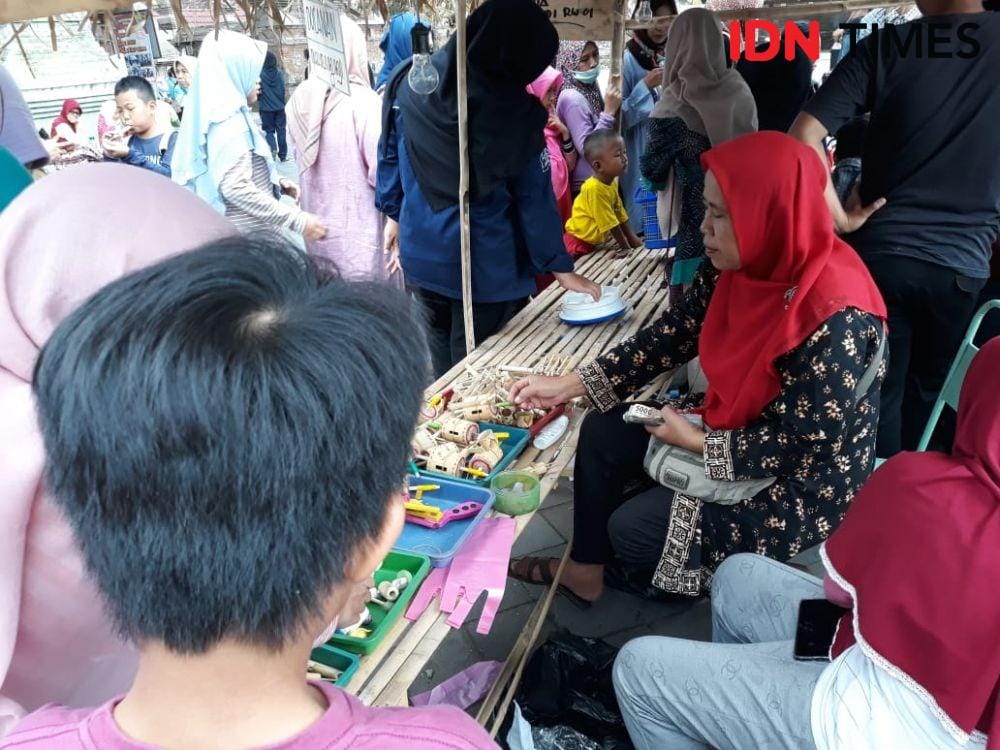Pedagang di Pasar Lawas Mataram jajakan makanan dan permainan tradisional. IDN Times/Daruwaskita
