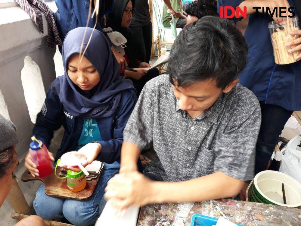 Pedagang di Pasar Lawas Mataram mengolah makanan tradisional. IDN Times/Daruwaskita
