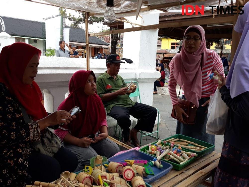 Pedagang Pasar Lawas Mataraman jual mainan tradisional. IDN Times/Daruwaskita