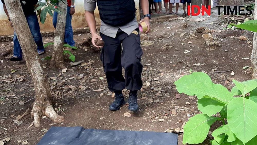 Petugas membawa granat setelah berhasil dievakuasi dari dalam tanah. IDN Times/Daruwaskita