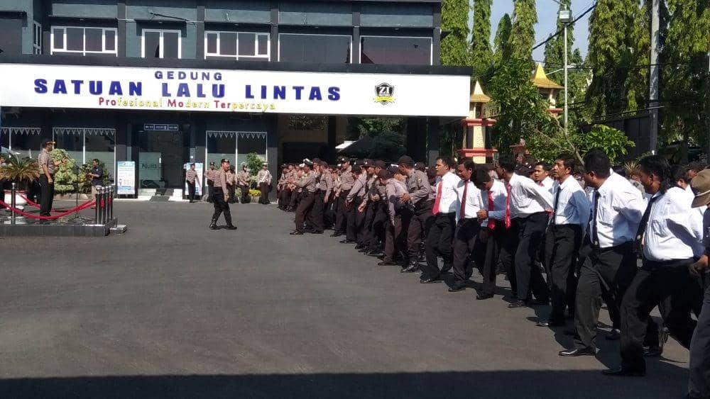 Anggota Polres Lamongan saat mengikuti apel. IDN Times/Imron