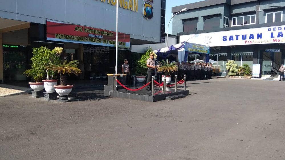 Kapolres Lamongan AKBP Feby DP Hutagalung saat memimpin apel. IDN Times/Imron