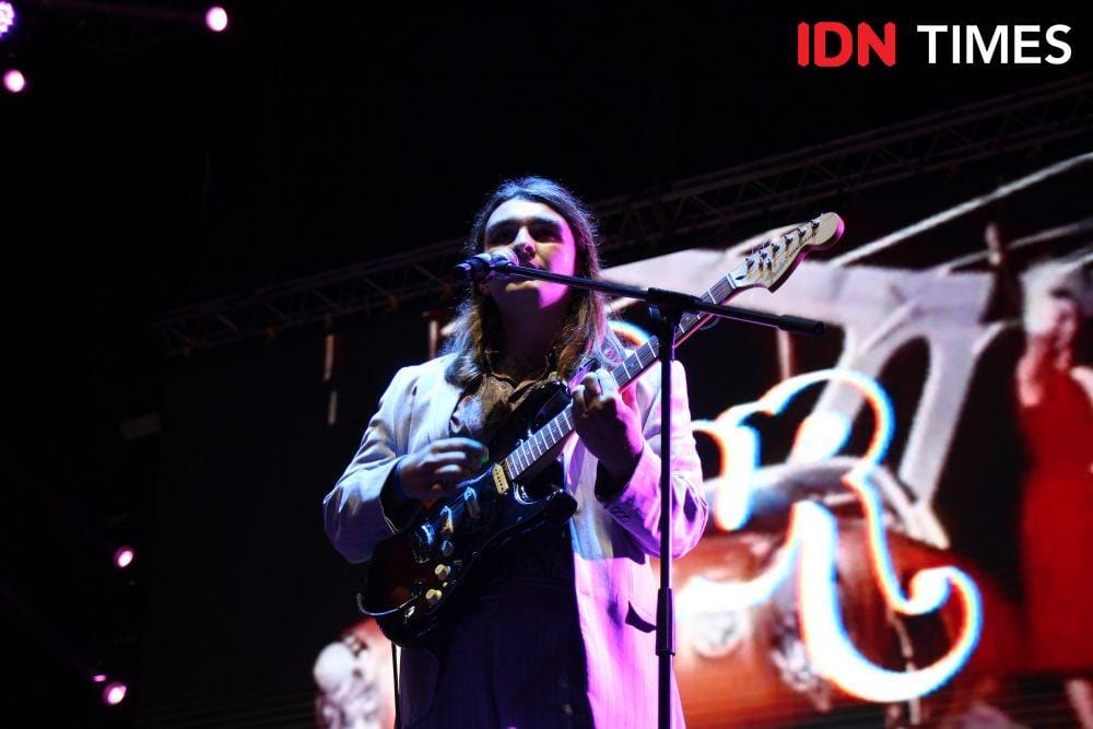 Salah satu personel FUR, Josh Buchanam, saat tampil dalam festival GUDFEST, di Helipad Parking Ground GBK Senayan, Jakarta, pada 3 November 2019. IDN Times/Nadia Umara