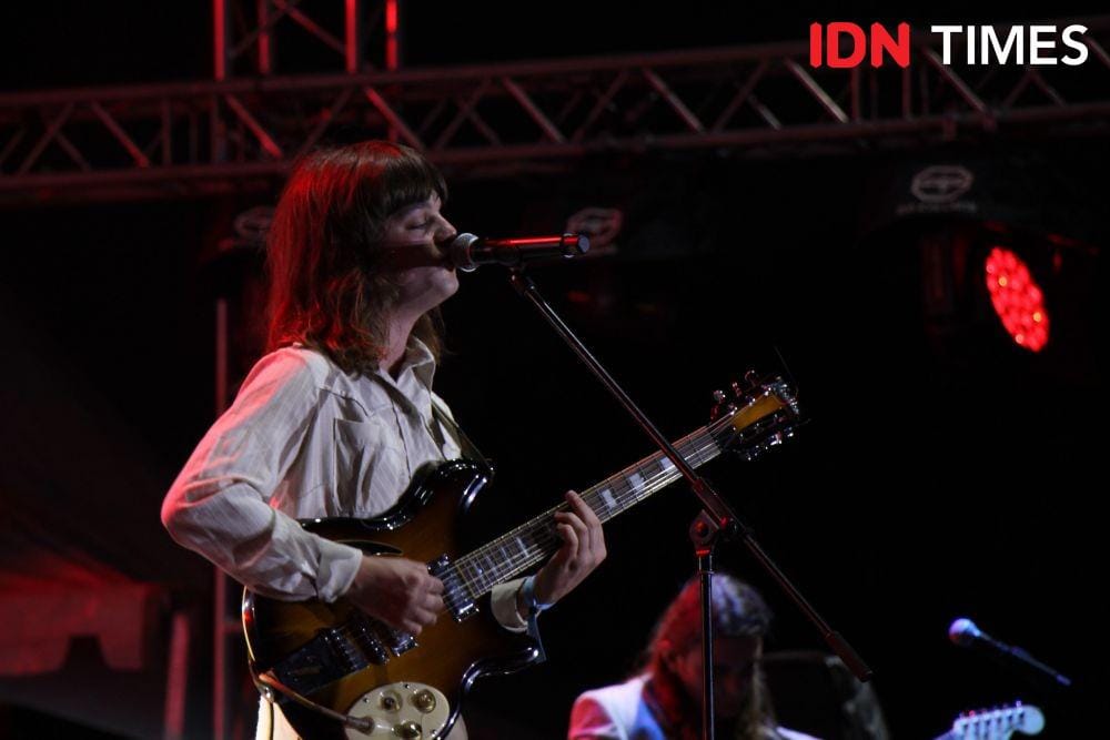 Ekspresi William Murray, lead singer FUR, saat menyanyikan lagu "Him & Her" dalam festival GUDFEST, di Helipad Parking Ground GBK Senayan, Jakarta, pada 3 November 2019. IDN Times/Nadia Umara