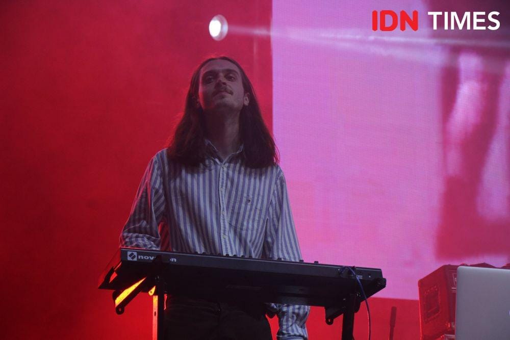 James Hazel, seorang additional player band FUR saat tampil dalam festival GUDFEST, di Helipad Parking Ground GBK Senayan, Jakarta, pada 3 November 2019. IDN Times/Nadia Umara