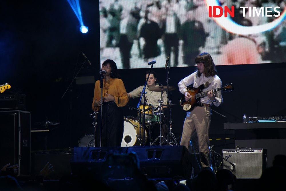 Penyanyi Vira Talisa (kiri) saat tampil bersama FUR dalam festival GUDFEST, di Helipad Parking Ground GBK Senayan, Jakarta, pada 3 November 2019. IDN Times/Nadia Umara