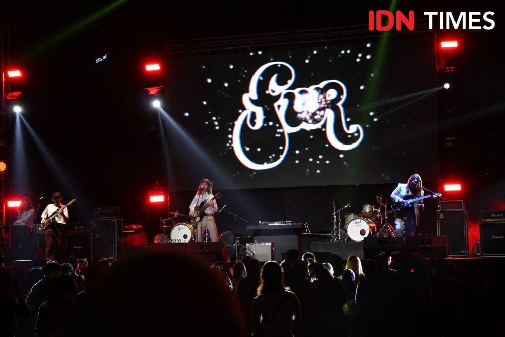 Band indie FUR saat tampil dalam festival GUDFEST, di Helipad Parking Ground GBK Senayan, Jakarta, pada 3 November 2019. IDN Times/Nadia Umara