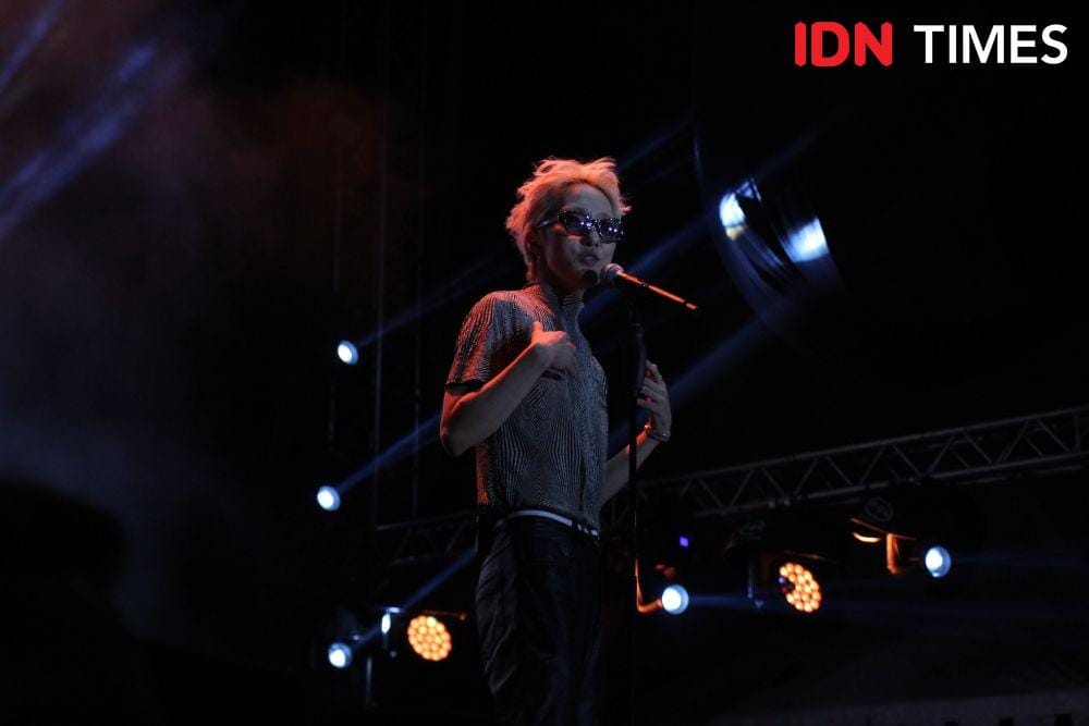 Aksi solois Korea Selatan, Zion. T, dalam festival GUDFEST di Helipad Parking Ground GBK Senayan, Jakarta, pada 3 November 2019. IDN TIMES/Nadia Umara