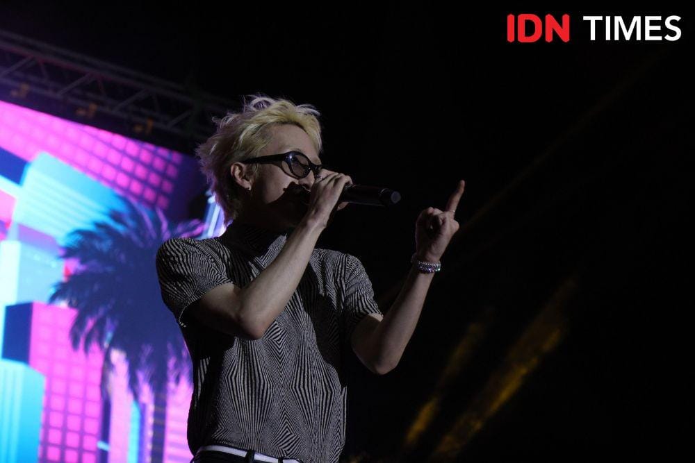 Aksi solois Korea Selatan, Zion. T, dalam festival GUDFEST di Helipad Parking Ground GBK Senayan, Jakarta, pada 3 November 2019. IDN TIMES/Nadia Umara