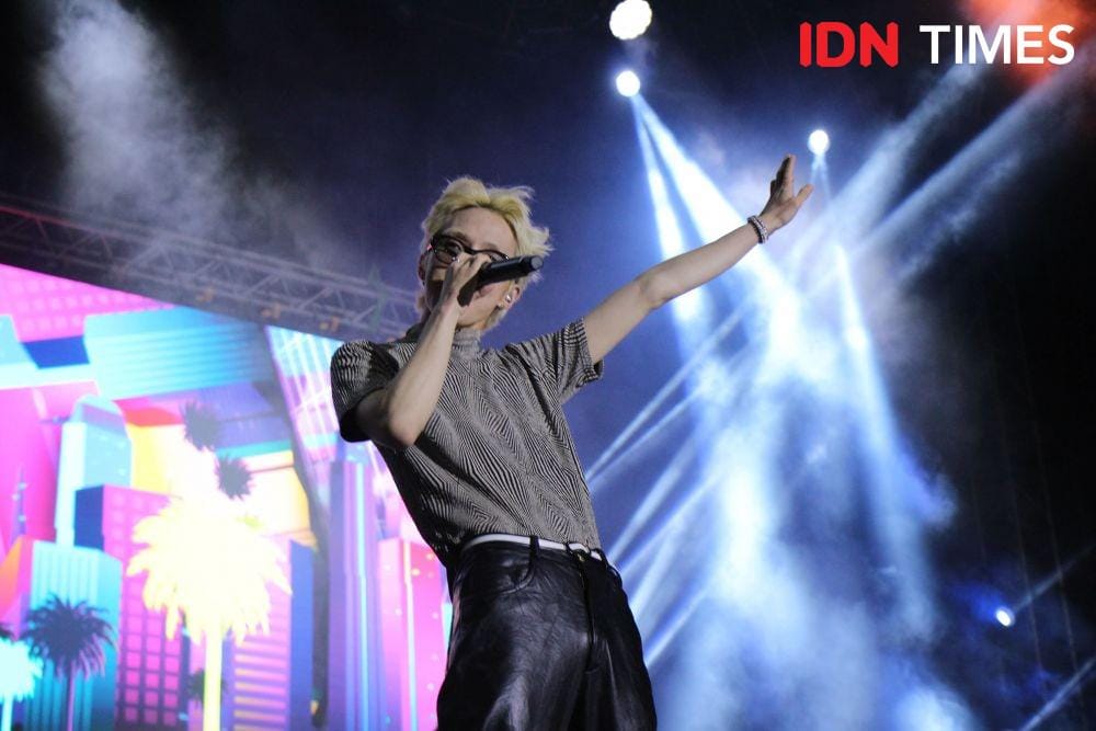 Aksi solois Korea Selatan, Zion. T, dalam festival GUDFEST di Helipad Parking Ground GBK Senayan, Jakarta, pada 3 November 2019. IDN TIMES/Nadia Umara