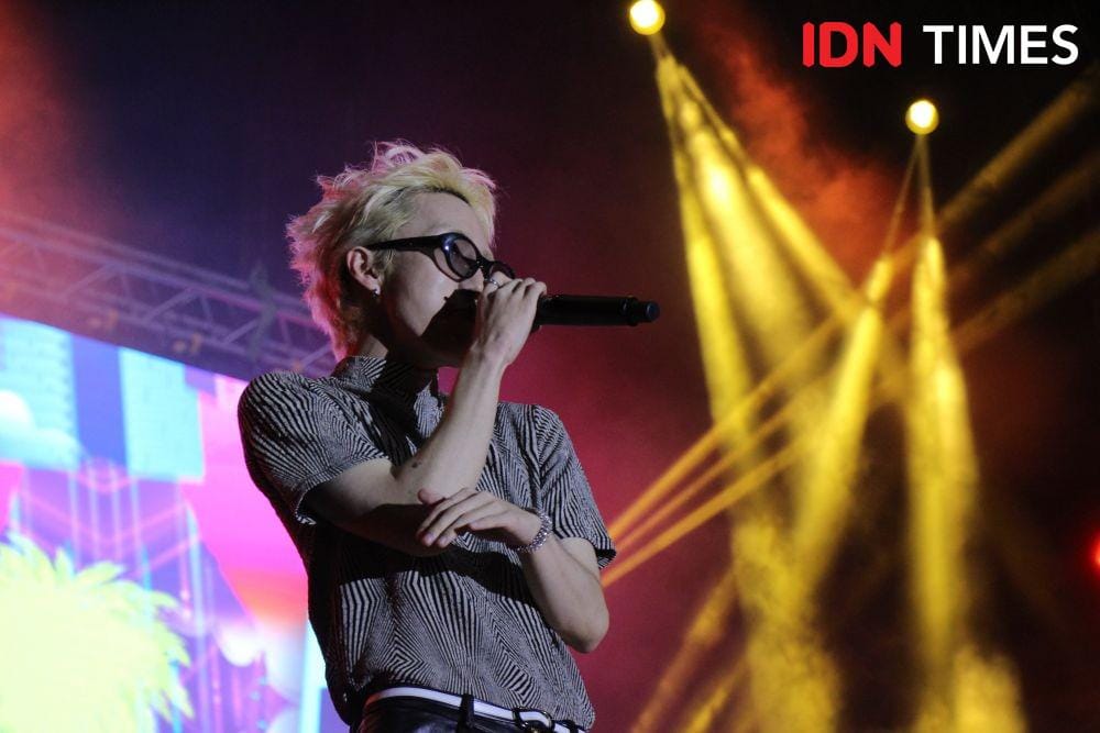 Aksi solois Korea Selatan, Zion. T, dalam festival GUDFEST di Helipad Parking Ground GBK Senayan, Jakarta, pada 3 November 2019. IDN TIMES/Nadia Umara